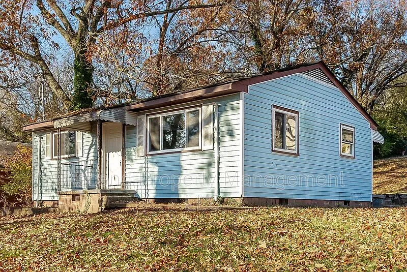 2 bed, 1.0 bath, $1,075 — Photo 2