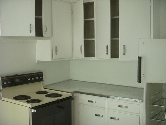 5th image of 521 N 10th Ave E