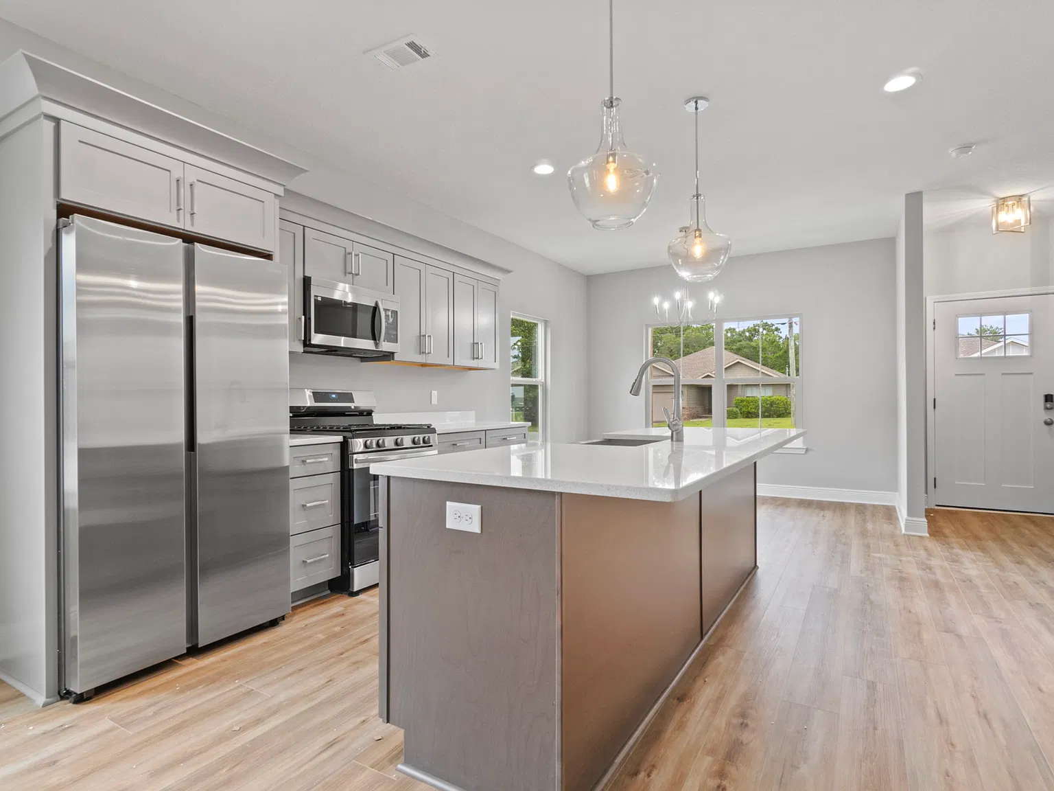4 bed, 2.5 bath, 1765 sqft, $2,400 — Photo 3