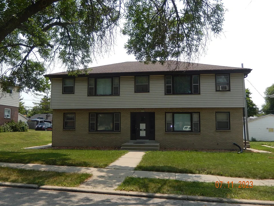 2121 W Bolivar Ave