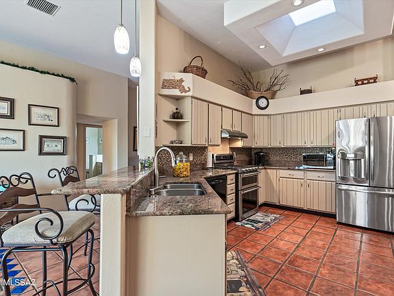 5th image of 555 E Glenhurst Dr
