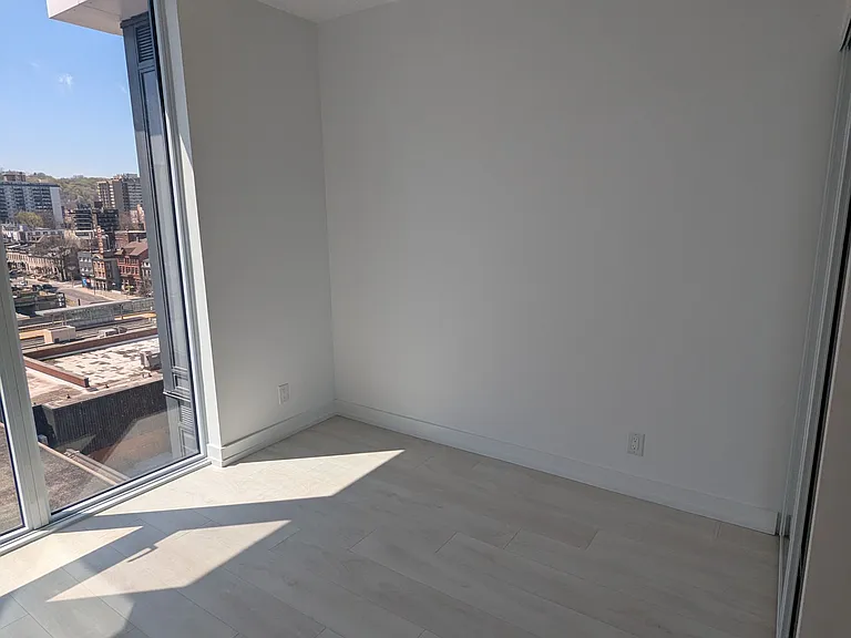 75 James St S #1014 — Photo 7