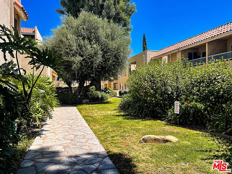 18307 Burbank Blvd #202 — Photo 9