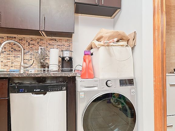 2nd image of 501 1/2 W 43rd St APT 2E