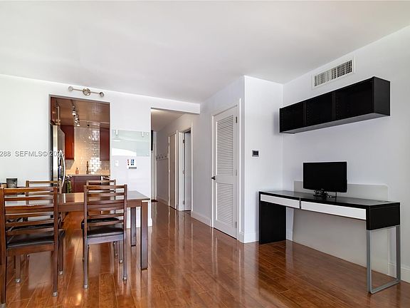 4th image of 611 NE 14th Ave APT 206