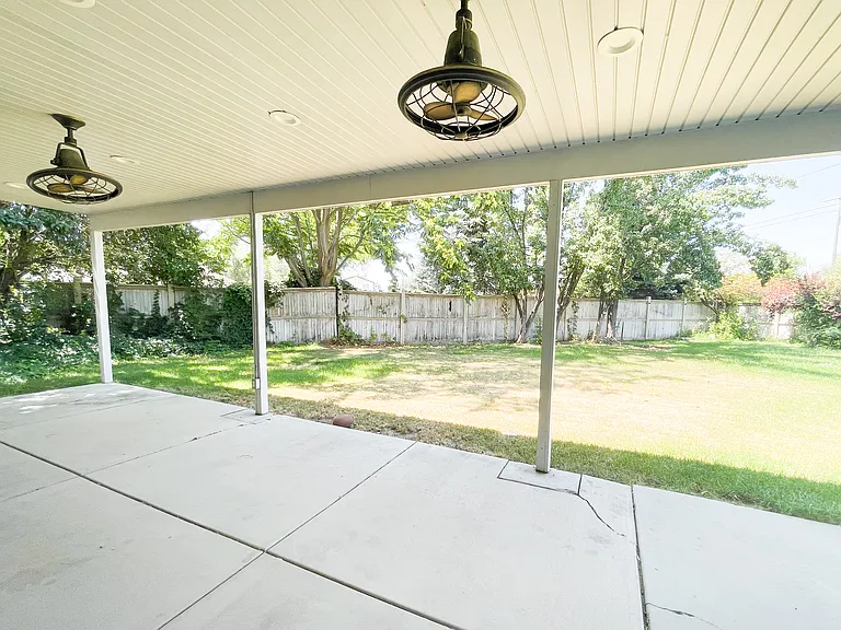 327 E Sandy Land Ln — Photo 26