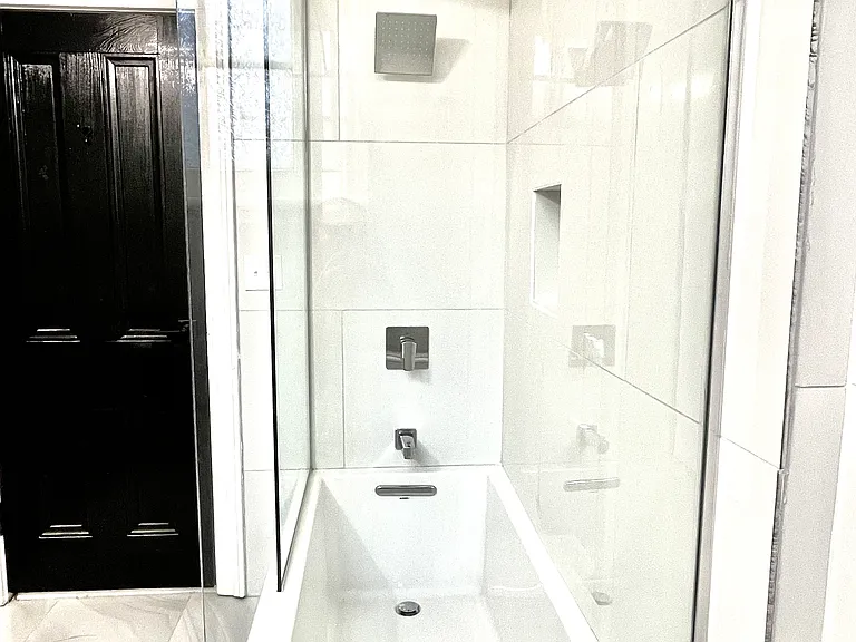 2403 Carondelet St #D — Photo 9