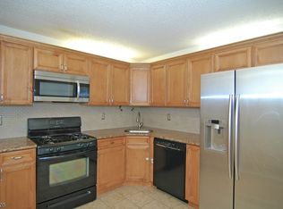 90 Fisher Dr, Franklin Park, NJ 08823