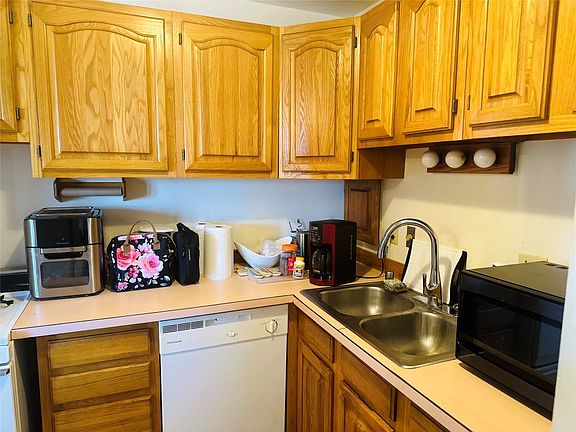 5th image of 201 Evergreen St APT 3-3D