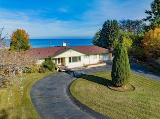 441 Memorial Ave, Qualicum Beach, BC V9K 1G8