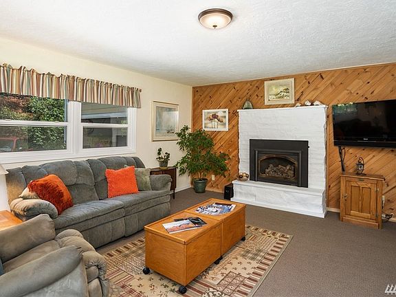 Living Room, Gas Fireplace, TV NIC