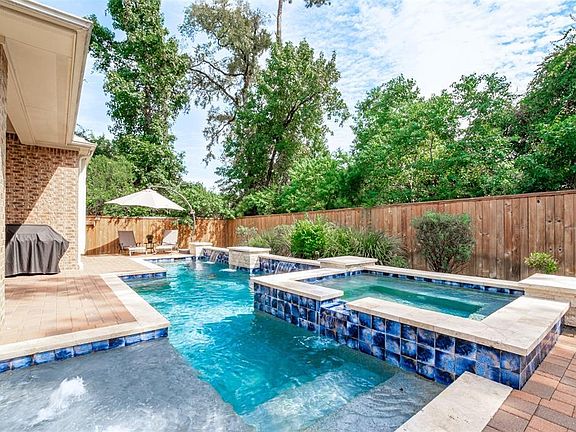 2nd image of 3 E Wading Pond Cir
