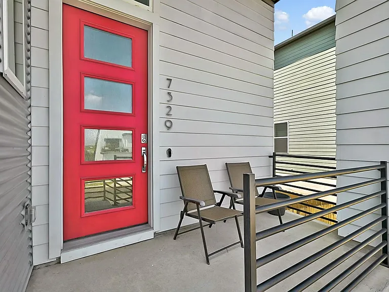 7329 Cordoba Dr — Photo 2