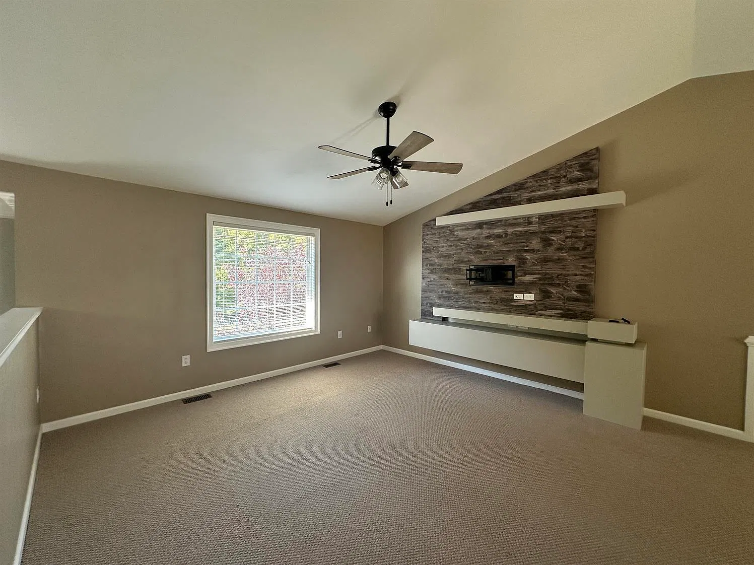 3 bed, 3.0 bath, 2288 sqft, $2,600 — Photo 3