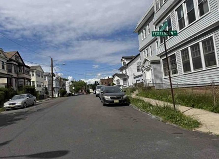 Exterior Neighborhood (street photo)