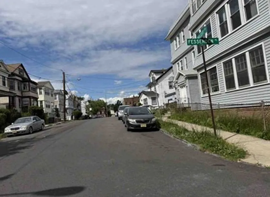 Exterior Neighborhood (street photo)