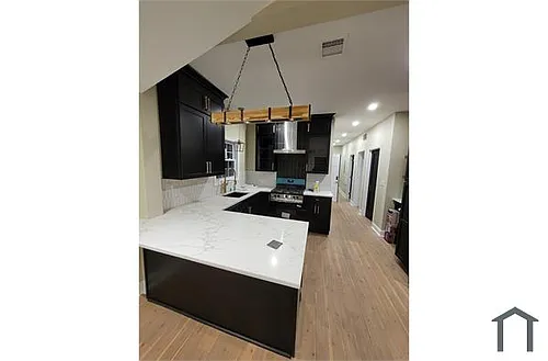 160 W Selden St #2 Photo 1