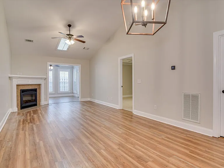115 Redglobe St — Photo 8