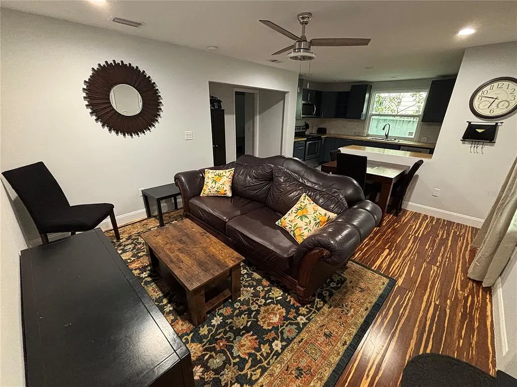 3 bed, 2.0 bath, 1335 sqft, $2,700 — Photo 4