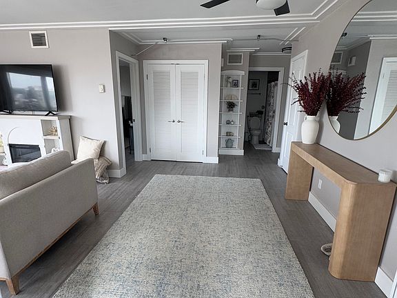 5th image of 215 W Grape St #12