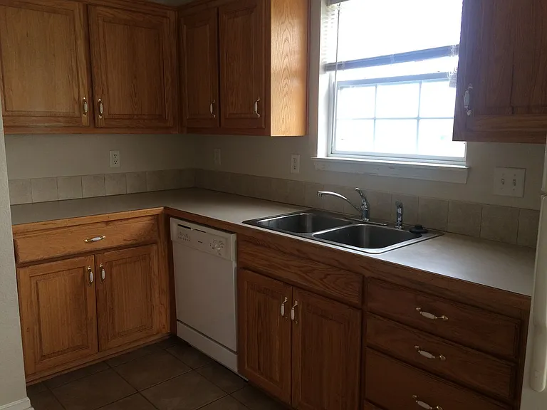 601 Elm St — Photo 3