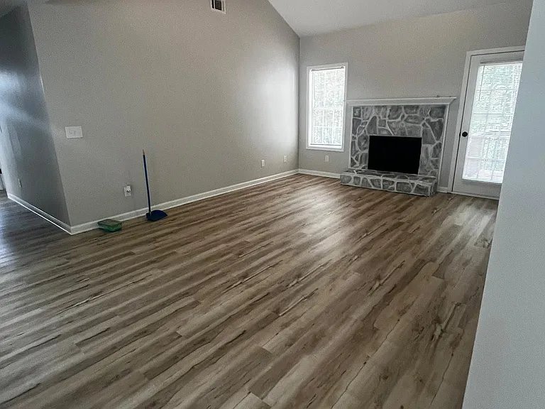 824 Eastmont Rd — Photo 2