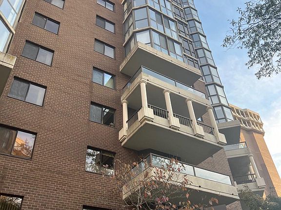 5th image of 1600 N Oak St APT 306