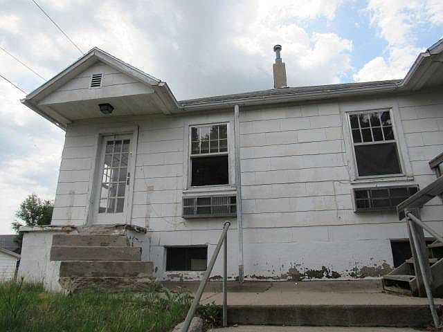 1st image of 215.5 6th Ave W