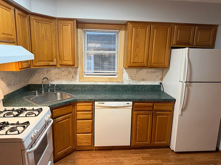120 Plauderville Ave — Photo 4