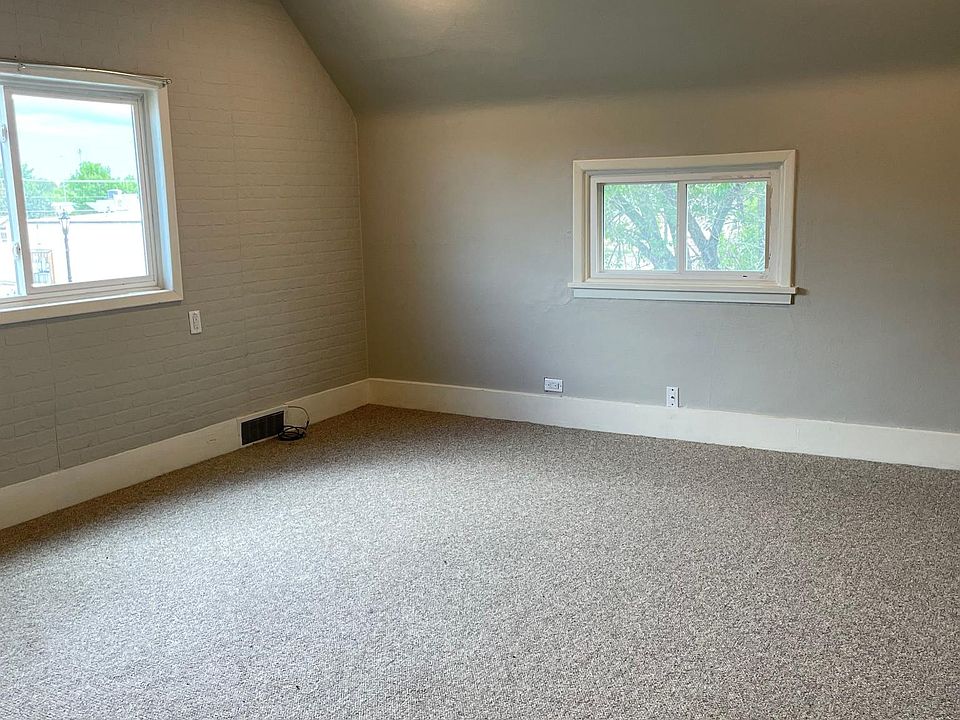 Lovely natural light in bedroom/living area