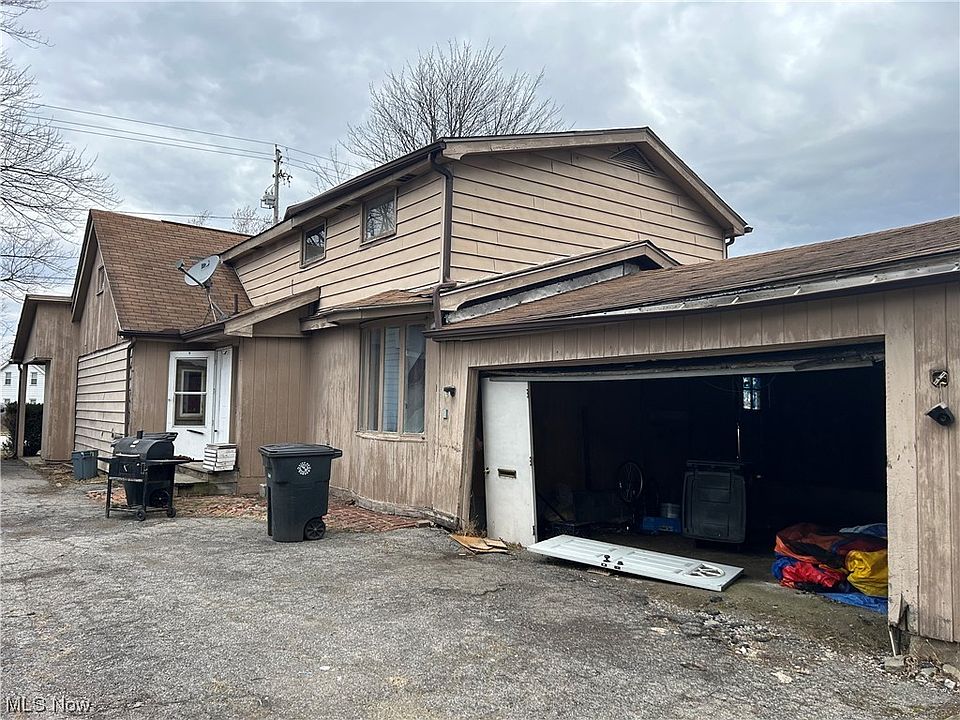 2nd image of 1600 Elm Rd NE