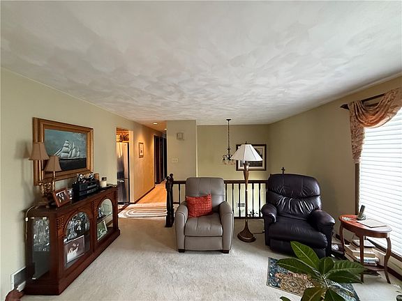 4th image of 70 Green Meadow Ct