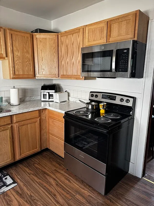 6 bed, 2.0 bath, 1706 sqft, $6,790 — Photo 4