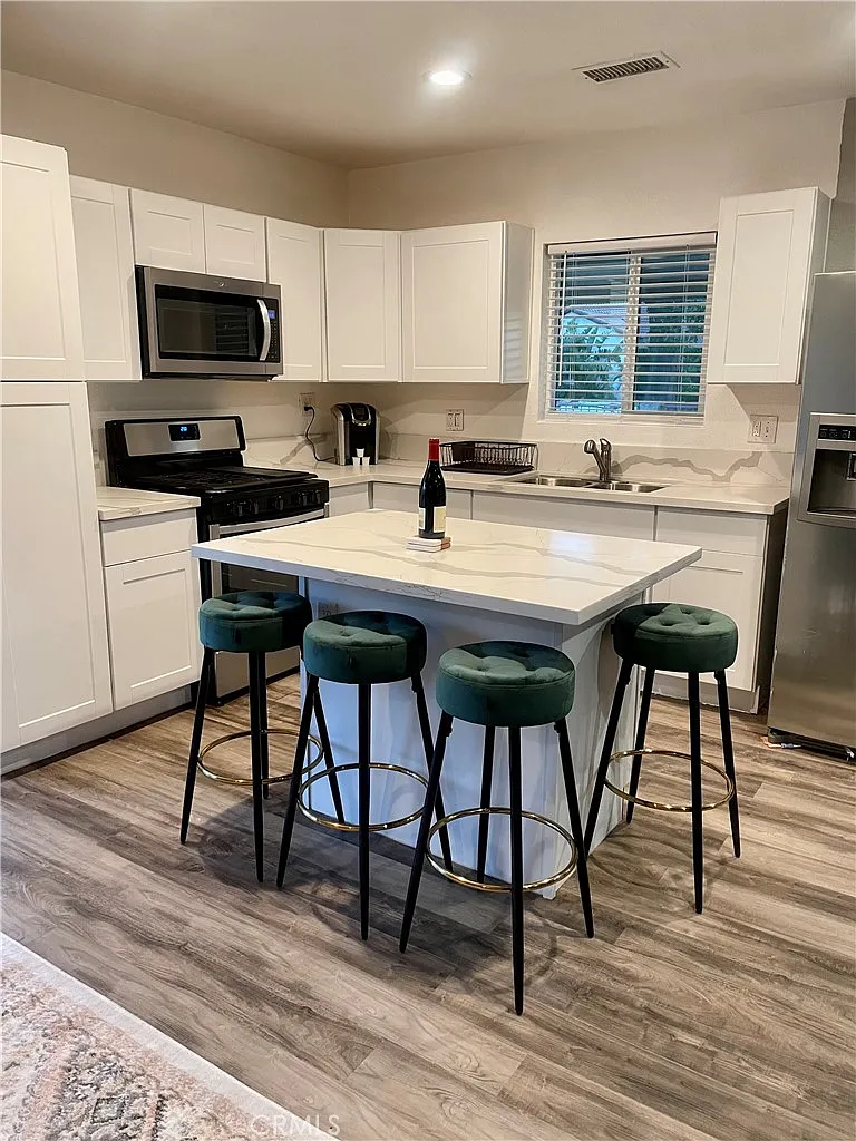 3 bed, 1120 sqft, $3,200 — Photo 4