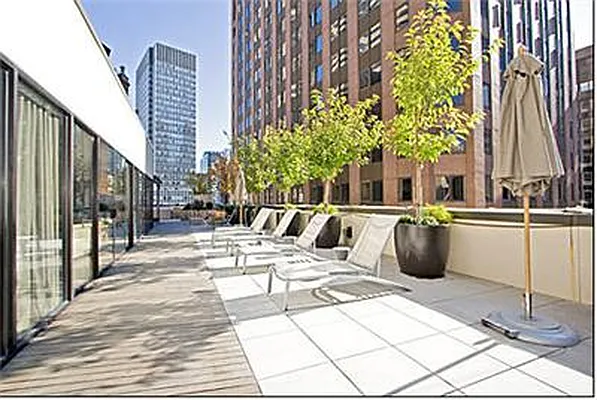 Sold by R New York | media 5