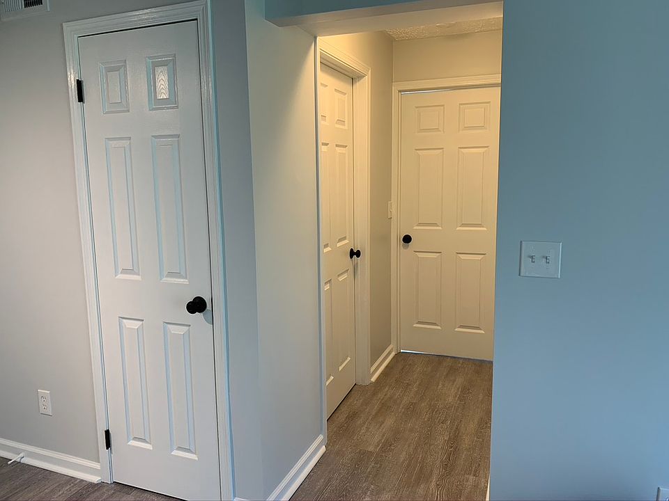 Hallway to Bedrooms/Bath
