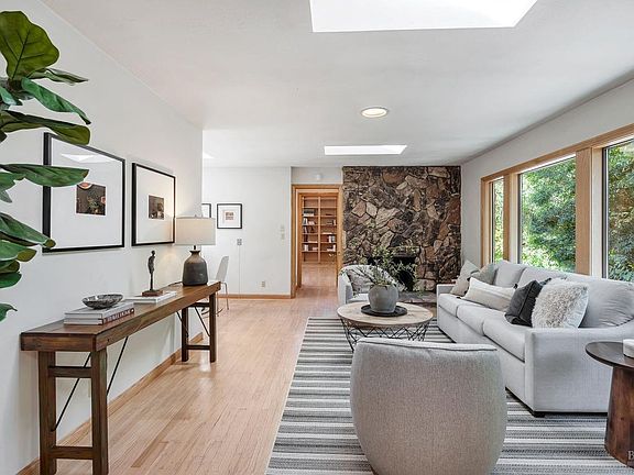 4th image of 272 Cascade Drive