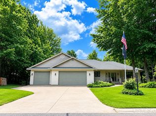 1075 Vistanna Dr, Marquette, MI 49855
