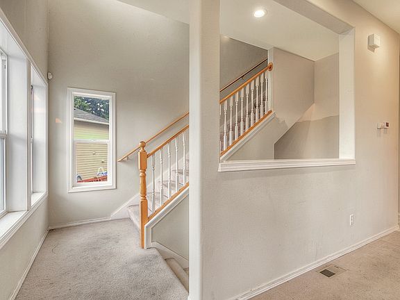 3rd image of 703 Vine Ct