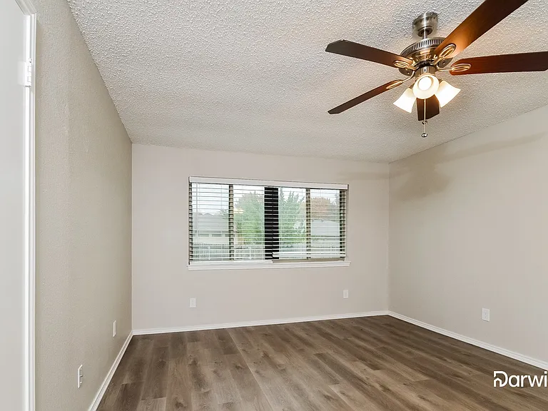 905 Sandhurst Dr — Photo 8