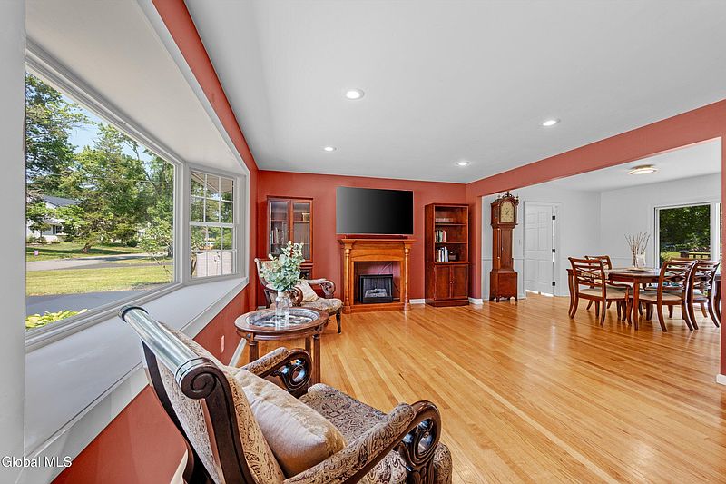 4th image of 2 Hartwood Road