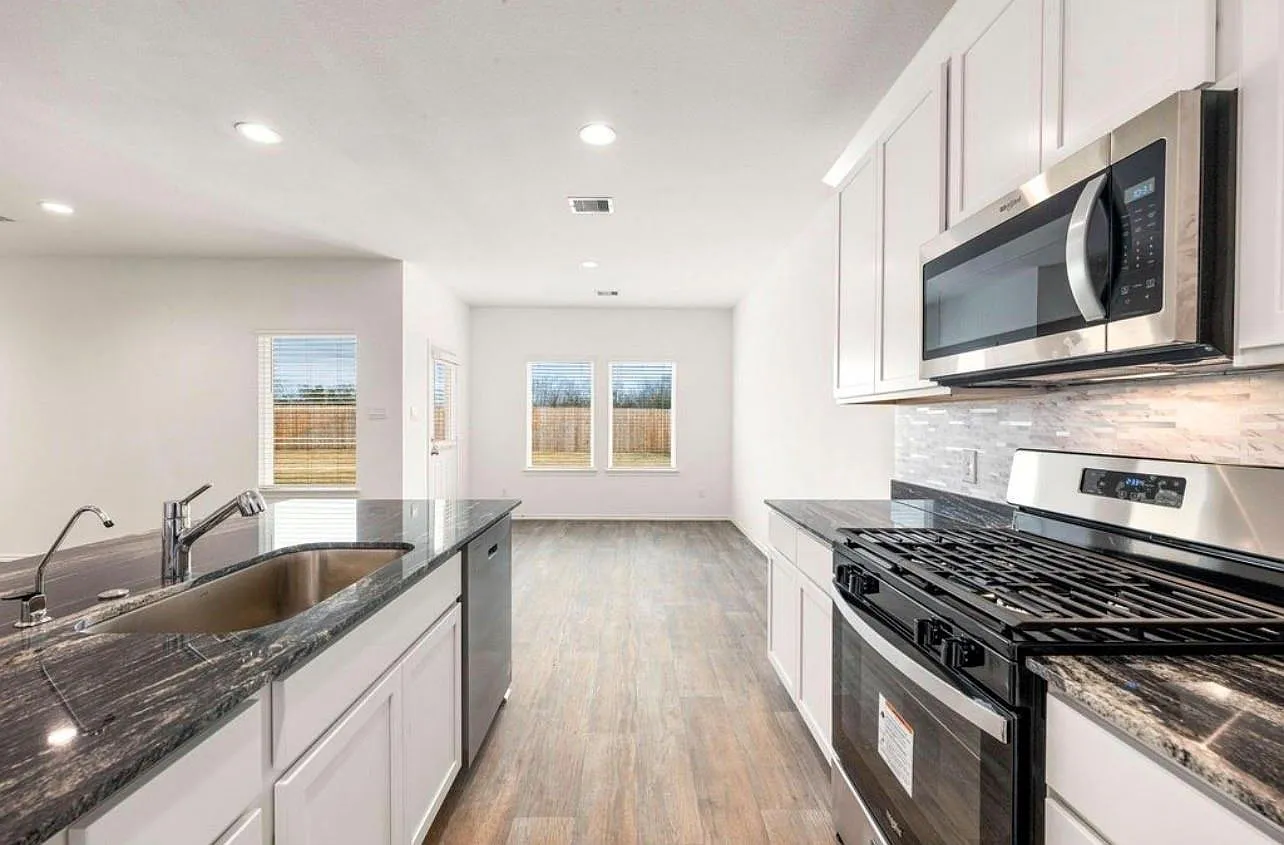 4 bed, 3.0 bath, 2643 sqft, $2,750 — Photo 2