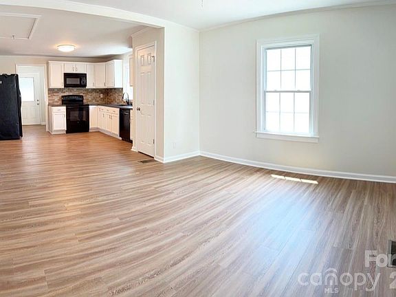 5th image of 2827 E Long Ave