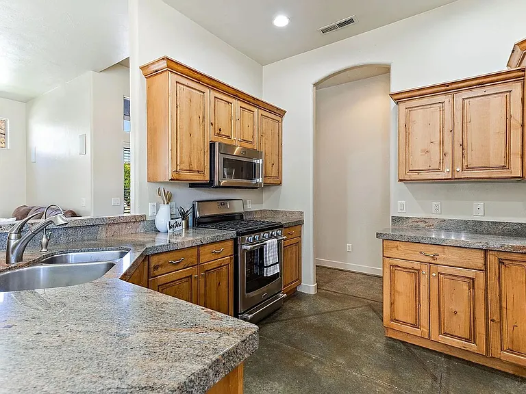 538 S 1360 W — Photo 6