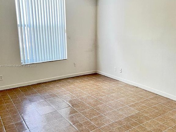 5th image of 4009 N University Dr #112