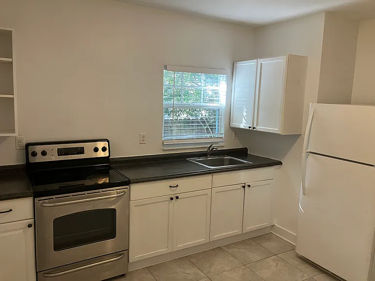 400 SW 10th Ave — Photo 3