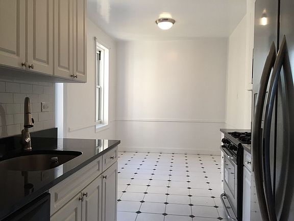 4th image of 40 Shore Blvd APT 4H