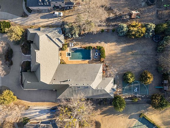 2nd image of 931 Woodview Dr