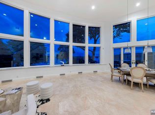 10 Shore Rd, Edgewater, NJ 07020