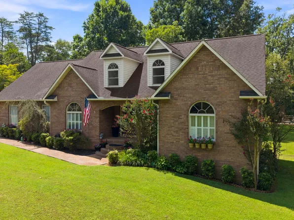 3217 Cove Ln, Louisville, TN 37777